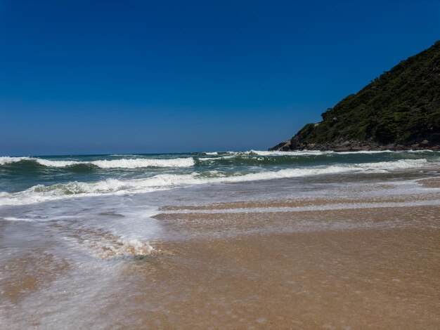 Uitzicht op Prainha Beach, een paradijs aan de westkant van Rio de Janeiro Brazilië Grote heuvels rond zonnige dag