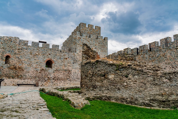 Uitzicht op Ram Fortress aan de Donau in Servië