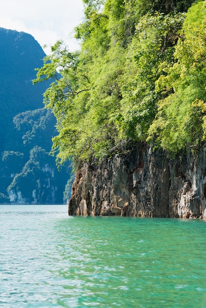 Uitzicht op ratchadapha dam in surat thani