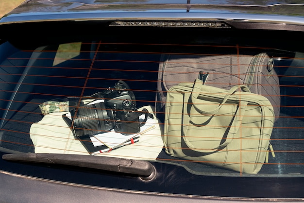 Foto uitzicht op reisartikelen in de auto klaar voor de reis