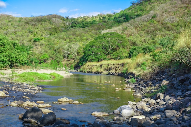 Uitzicht op rivier en bos in de somoto-canyon, Nicaragua