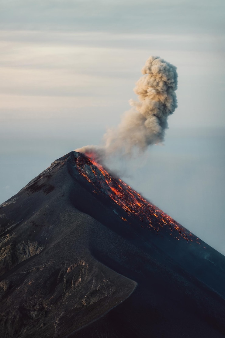 Foto uitzicht op rook die uitgaat van een vulkanische berg tegen de lucht