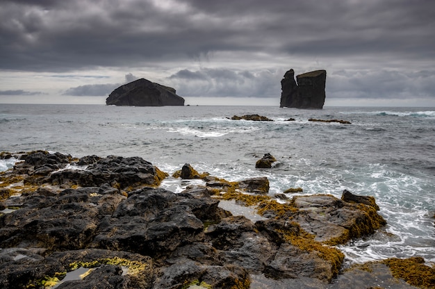 Uitzicht op rotsachtige strand in Mosteiros. Sao Miguel Island. Azoren Portugal