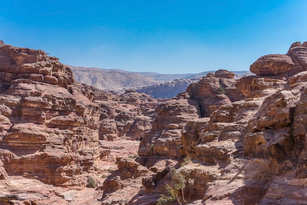 Uitzicht op rotsen en weg naar het klooster in Petra, Jordanië.