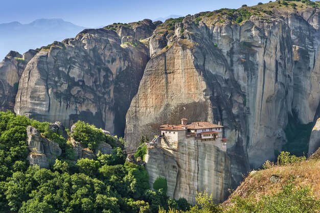 Uitzicht op rotsen met het klooster van Rousanou in Meteora Griekenland