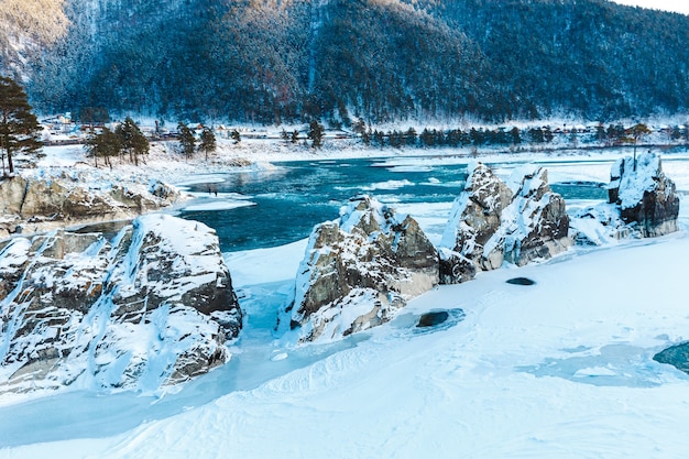 Uitzicht op rotsen, stenen en ijs in de rivier in de winter