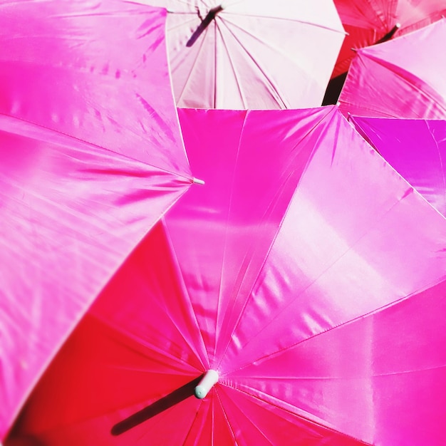 Foto uitzicht op roze paraplu's