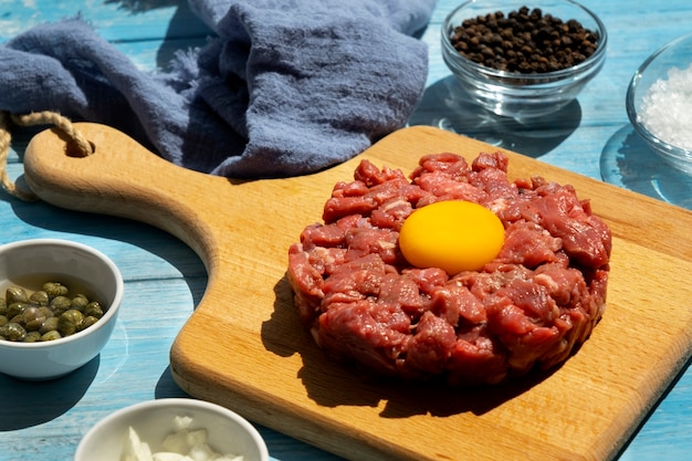 Foto uitzicht op rundvlees voor steak tartaar gerecht