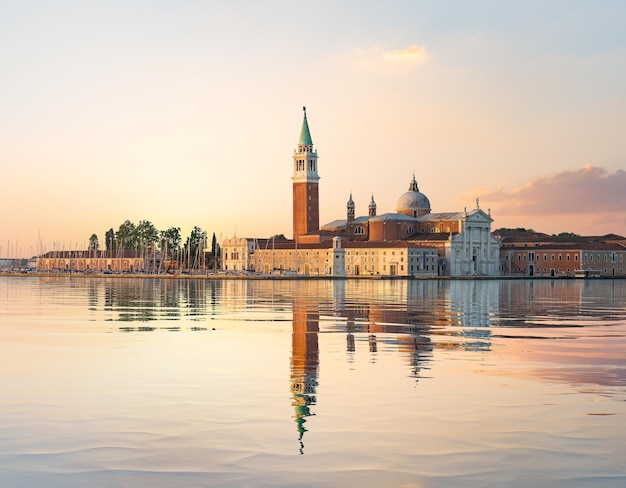 Uitzicht op San Giorgio Maggiore op de vroege zomerochtend