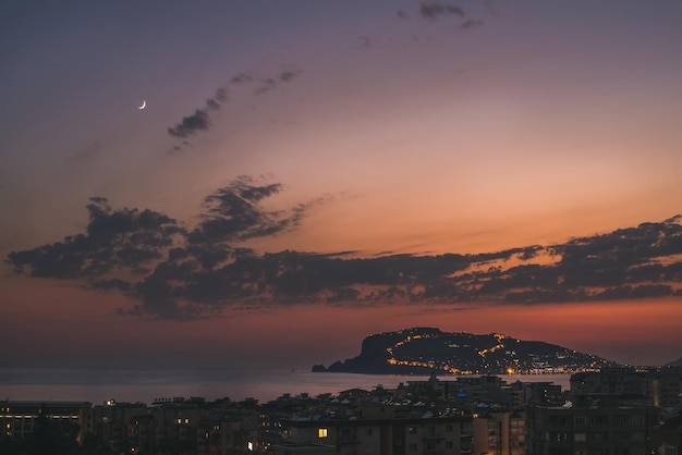 Uitzicht op schemering en schiereiland in avondverlichting Alanya, Turkije