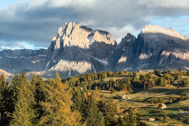 Uitzicht op Seiser Alm plateau met Sassolungo en Sassopiatto bergen Zuid-Tirol Italië