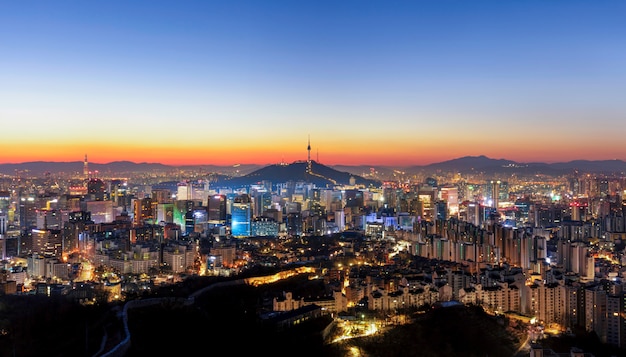 Uitzicht op Seoul bij zonsondergang