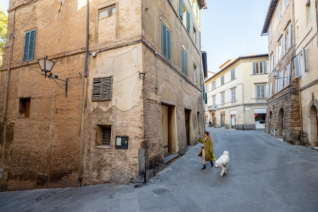 Uitzicht op smalle en gezellige straat in Siena, Italië