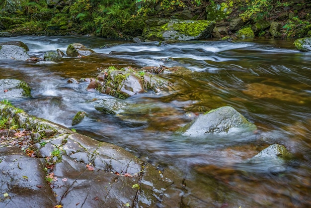 Uitzicht op snelstromend water in de East Lyn River