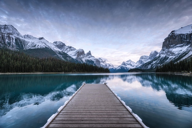 Uitzicht op Spirit Island met houten pier en Canadian Rockies op Maligne Lake in Jasper National Park, Canada