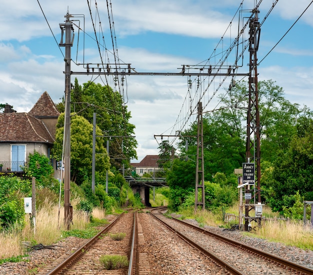 Uitzicht op spoorlijn op het Franse platteland