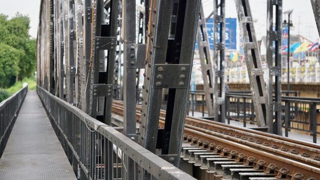 Foto uitzicht op spoorlijnen en brug