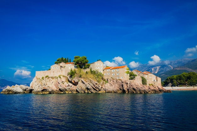 Uitzicht op St. Stephen's Island vanaf de zee, Budva Bay, Montenegro