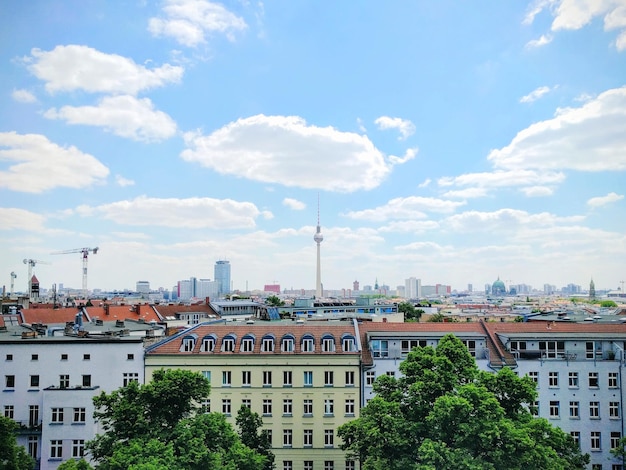 Uitzicht op stadsgezicht tegen bewolkte hemel