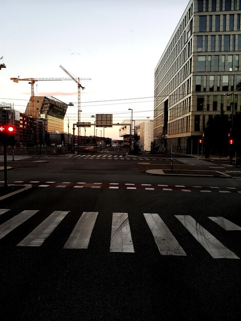 Foto uitzicht op stadsstraten en gebouwen tegen de lucht