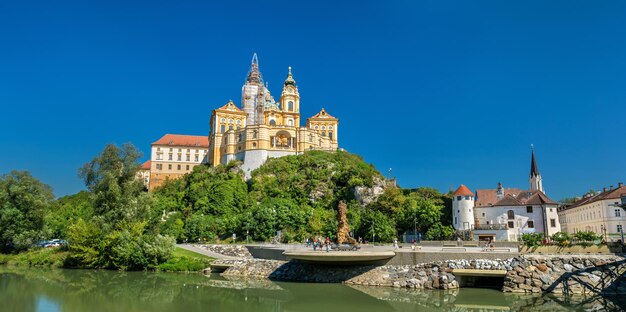 Uitzicht op Stift Melk, een benedictijnenabdij boven de stad Melk, Neder-Oostenrijk