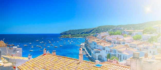 Foto uitzicht op straat in cadaques catalonië spanje in de buurt van barcelona schilderachtige oude stad met mooi strand en