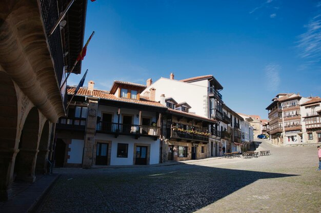 Uitzicht op straten en gevels in de stad Comillas Cantabrië Spanje