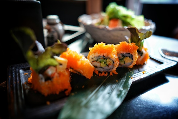 Uitzicht op sushi-rolletjes die op een bord worden geserveerd