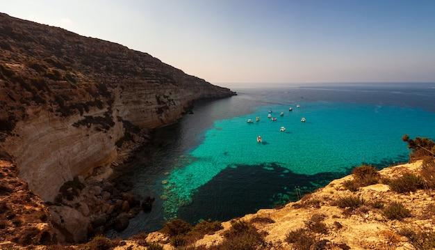 Uitzicht op Tabaccara beroemde zee plaats Lampedusa