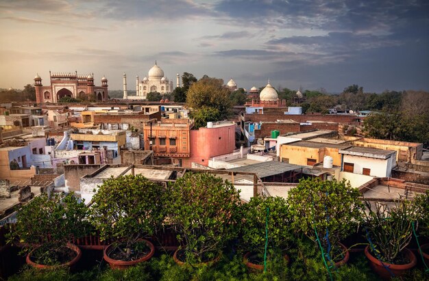 Uitzicht op Taj Mahal vanuit restaurant op het dak in India