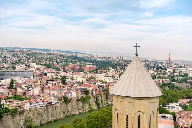Uitzicht op Tbilisi vanaf een hoog punt Toeristische uitzicht op de Georgische stad Tbilisi