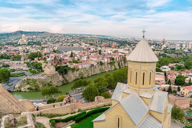 Uitzicht op Tbilisi vanaf een hoog punt Toeristische uitzicht op de Georgische stad Tbilisi