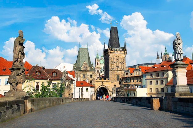 Uitzicht op torens en sculpturen van de Karelsbrug in Praag