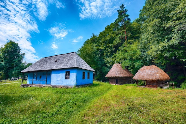 Uitzicht op traditionele Roemeense boerenhuizen in Transsylvanië, Roemenië