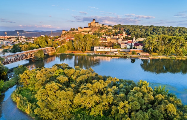 Uitzicht op trencin met het trencin-kasteel boven de rivier de vah in slowakije.