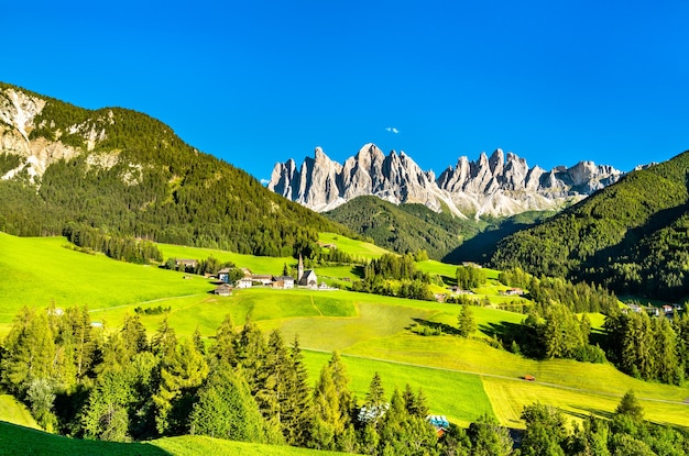 Foto uitzicht op val di funes met de chruch van santa maddalena in de dolomieten. unesco-werelderfgoed in zuid-tirol, italië