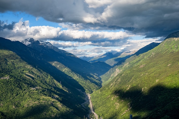 Uitzicht op vallei de la Maurienne, bergen van de Franse Alpen