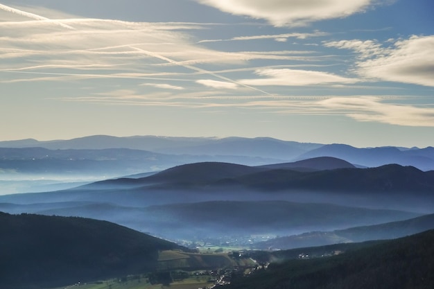 Uitzicht op veel bergen met mist in de vallei tijdens het wandelen