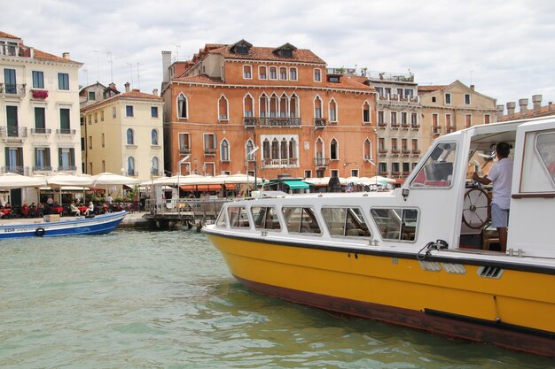 Uitzicht op Venetië vanaf de kant van de lagune