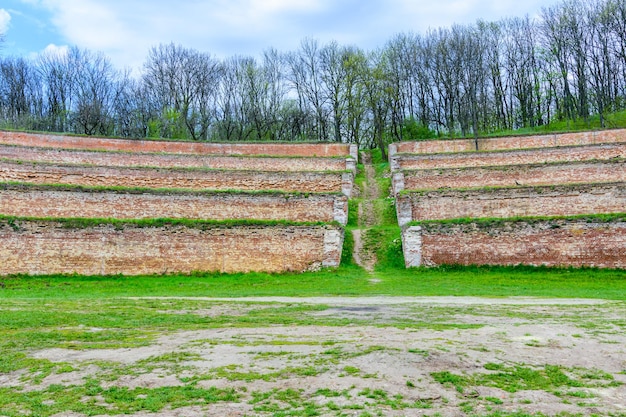 Uitzicht op verlaten landbouwterrassen die nu zingende terrassen worden genoemd in de buurt van het dorp Gorodne Kharkiv, regio Oekraïne