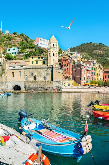 Foto uitzicht op vernazza in de zomer