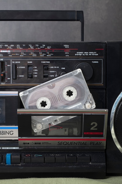 Uitzicht op vintage boombox met cassette