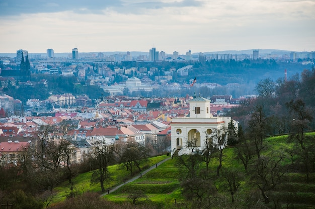 Uitzicht op winter praag in tsjechië