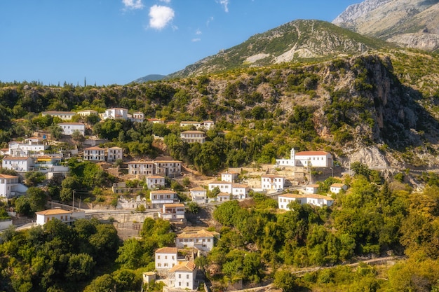 Uitzicht op witte huizen met gele luiken bergen en zee vuno albania