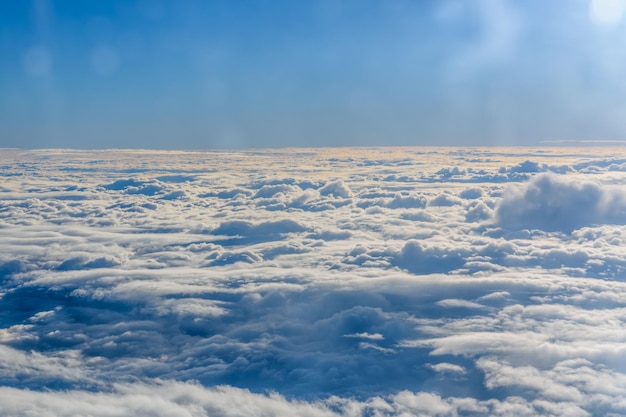 Uitzicht op witte wolken vanuit het vliegtuigraam