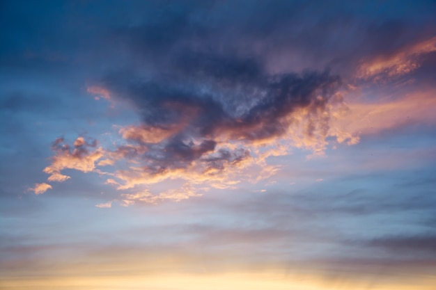Uitzicht op wolken aan de hemel bij zonsondergang