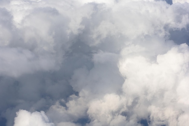 Uitzicht op wolkenlandschap tijdens het vliegen in het vliegtuig