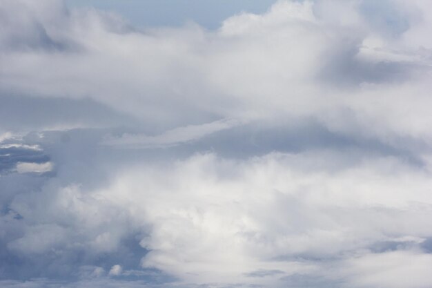 Uitzicht op wolkenlandschap tijdens het vliegen in het vliegtuig