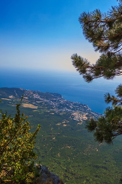 Uitzicht op yalta vanaf de berg aipetri