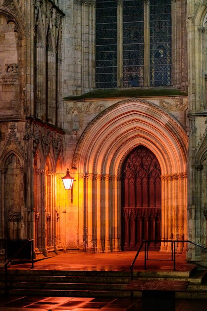 Uitzicht op york minster 's nachts in york, noord-yorkshire